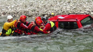 Vehicle rescue in river